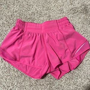 LULULEMON SONIC PINK HOTTY HOT SIZE 4 2.5 INCH LOW RISE